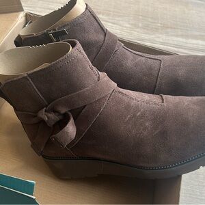 Women’s Toms Brown Suede Women’s Boots